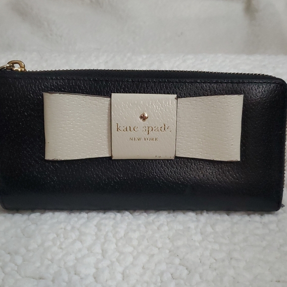 kate spade Handbags - Kate Spade Matthews Street Nisha Bow Wallet – Black & Cream